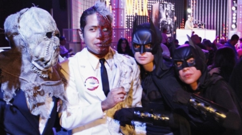 Фанаты в образах персонажей на премьере фильма "Темный Рыцарь: Возрождение легенды". Фото REUTERS/Jonathan Alcorn©