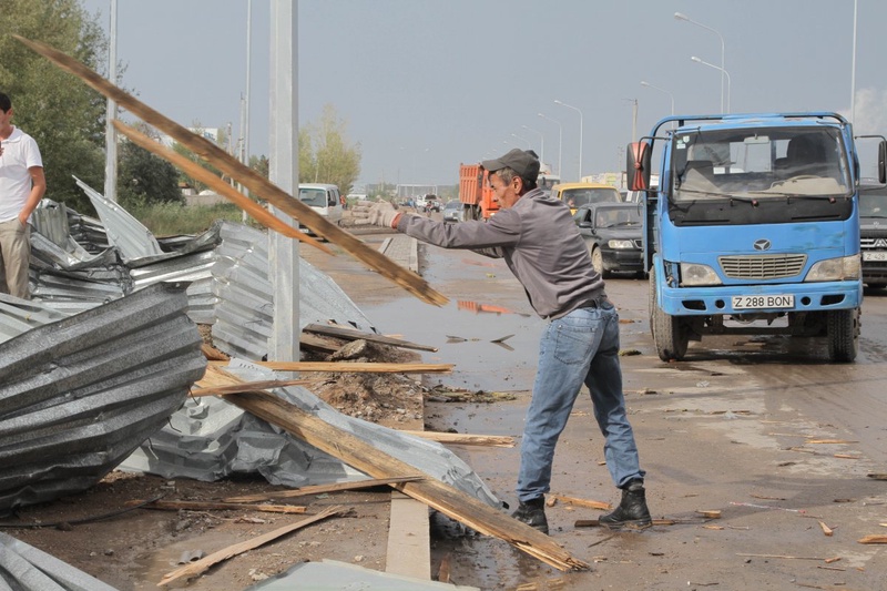 Последствия урагана в Астане. Фото ©Даниал Окасов