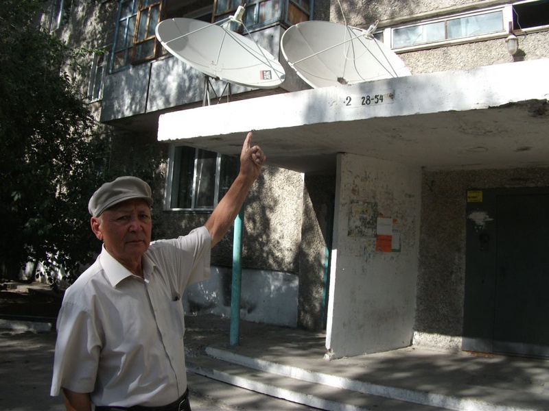 Пенсионер у дома. Фото ©tengrinews.kz