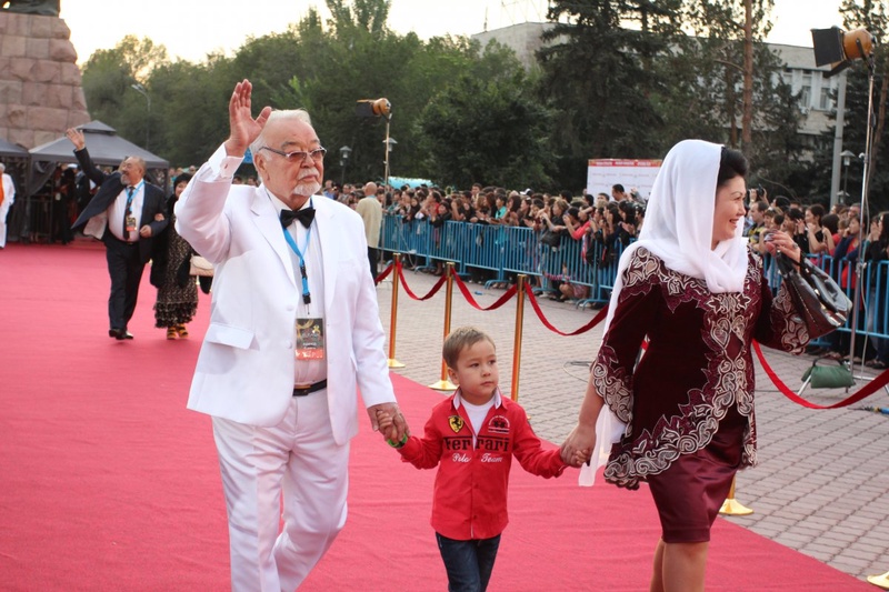 Асанали Ашимов с семьей. Фото ©Ярослав Радловский