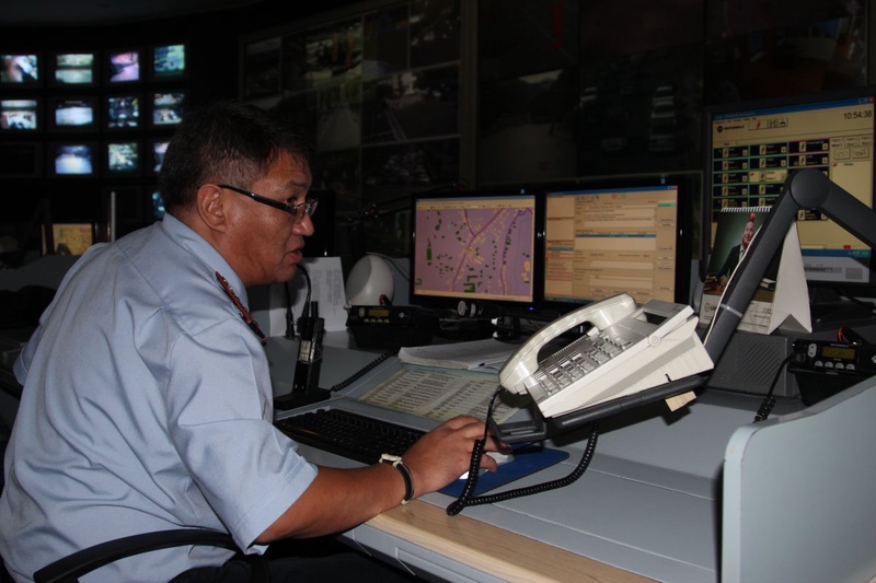 Сотрудник ЦОУ направляет наряд полиции к месту происшествия. Фото ©Роза Есенкулова