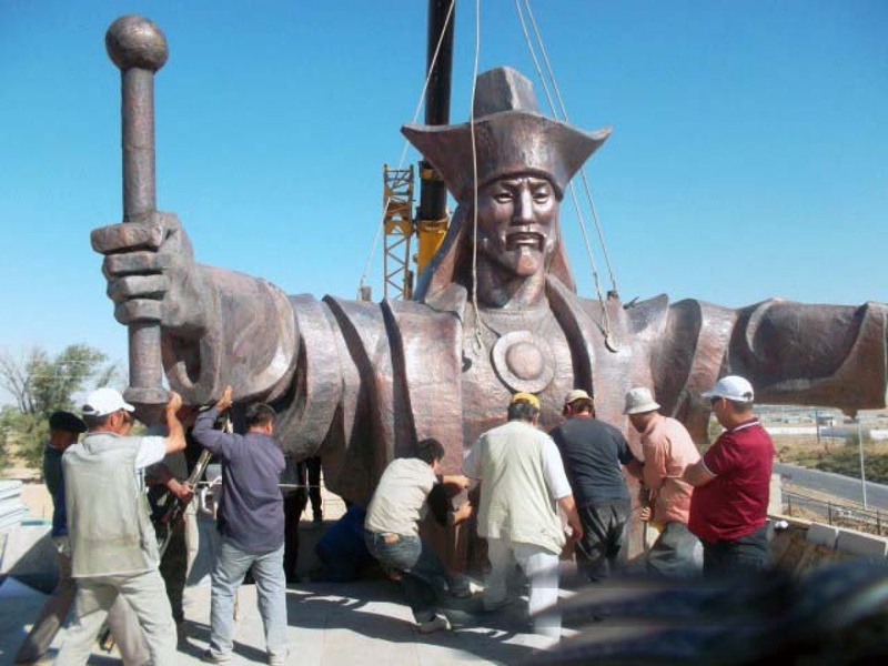 Шымкентский памятник очень напоминает всемирно известную скульптуру в Рио де Жанейро. Фото с сайта otyrar-tv.kz