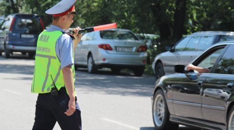 Дорожный полицейский в Алматы. Фото ©Ярослав Радловский
