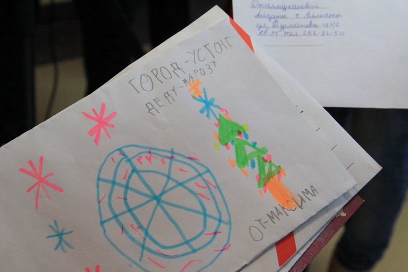 Дети адресуют письма в Великий Устюг, Лапландию или на Северный полюс. Фото Дмитрий Хегай©