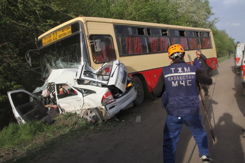 Фото <a href="http://www.uralskweek.kz" target="_blank">"Уральская неделя"</a> с места ДТП