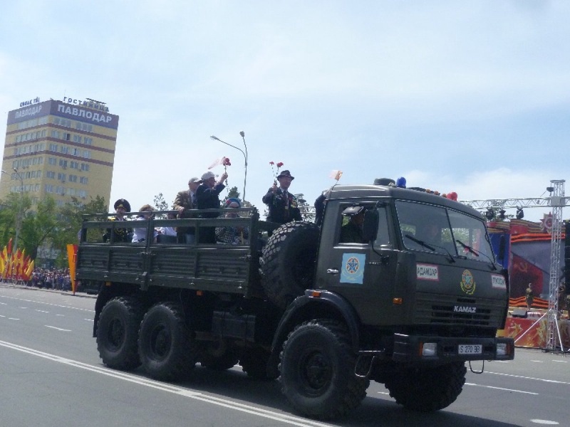 Ветераны приветствовали своих сослуживцев. Фото Tengrinews.kz