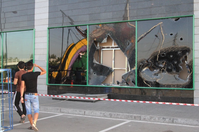 Повреждения фасада ТЦ "Прайм Плаза". Фото ©Владимир Прокопенко