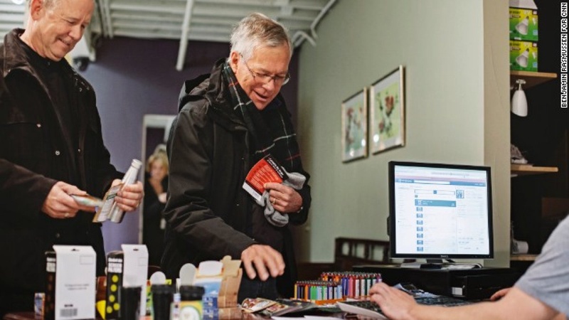 Покупатели в специализированном магазине по продаже марихуаны. Фото: CNN