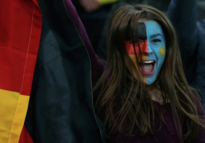 На матче футбольных сборных Казахстана и Германии на "Астана-Арене". Фото с сайта "Р-Спорта". 