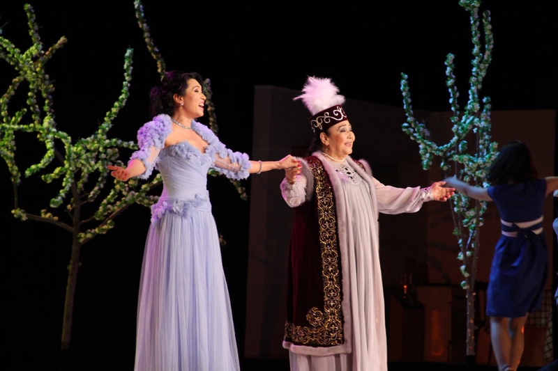 Толкын Забирова и Бибигуль Тулегенова. Фото Айжан Тугельбаева©