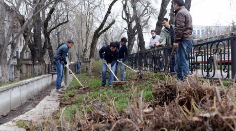 Во время общегородского субботника. Фото Даурен Исаев