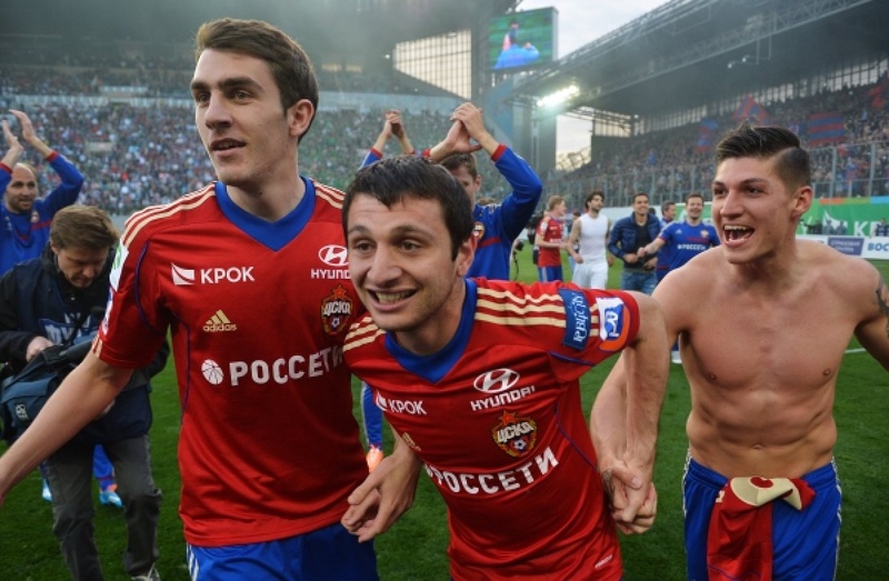Футболисты ЦСКА празднуют победу в чемпионате. Фото РИА Новости