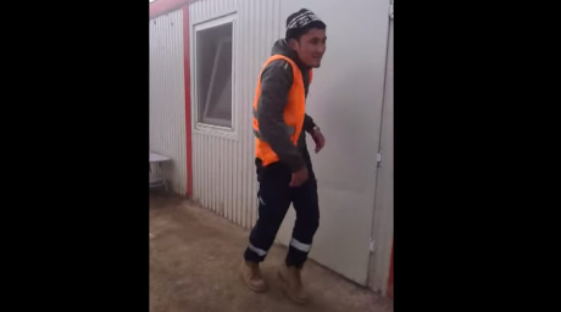 Танцующий рабочий из Астаны© youtube.com