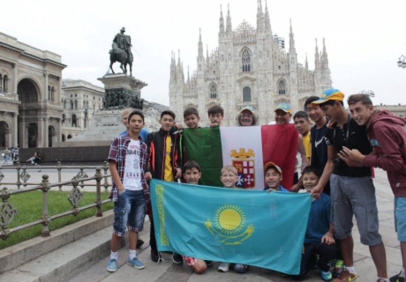 Футбольная команда детского дома №1 в Милане. Фото из группы благотворительного фонда "Бауыржан" на facebook.com