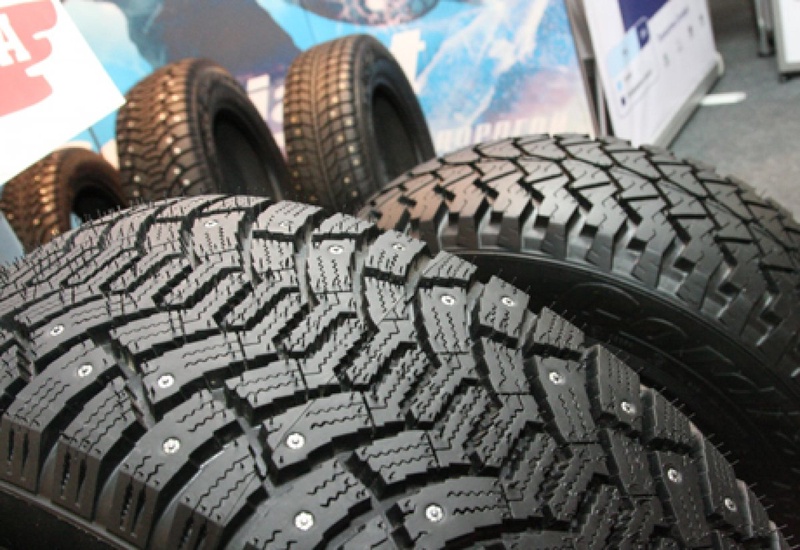 Шипованные автомобильные шины. ©Ярослав Радловский