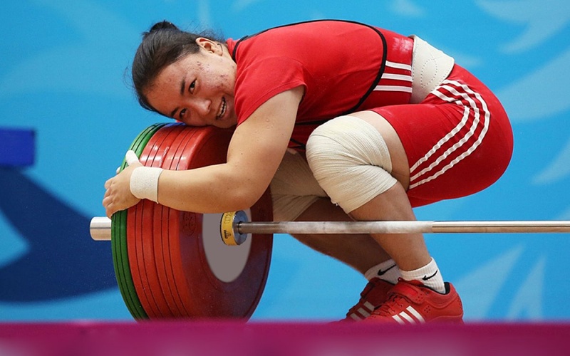 Казахстанская тяжелоатлетка Жазира Жаппаркул. ©flagvruki.com