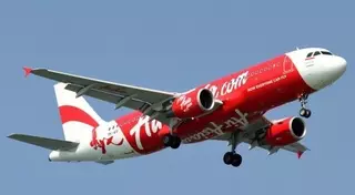 Обломки самолета AirAsia Indonesia начали поступать на базу спасателей