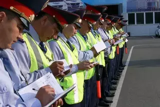Инспектор полиции после остановки авто должен подойти к водителю немедленно - МВД