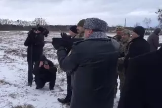 Петр Порошенко лично испытал новый пистолет-пулемет