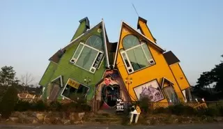 15 невероятных "пьяных" домов