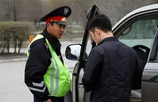 Казахстанским водителям дали 50-процентную скидку на штрафы