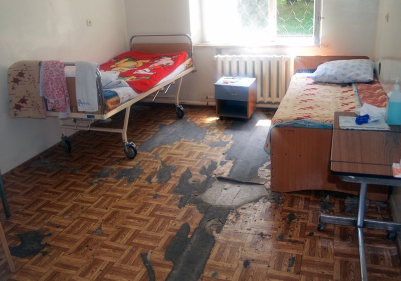 Палата для пациентов в Республиканской детской клинической больнице "Аксай" до ремонта. Лето 2013 года. Фото предоставлено пресс-службой КазНМУ имени Асфендиярова.