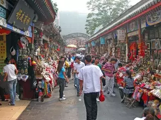 Китай будет возвращать налоги на покупки туристам