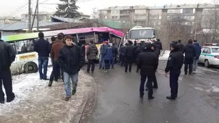 В Алматы автобус с пассажирами снес 10 авто