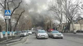 В Алматы горит кафе-караоке