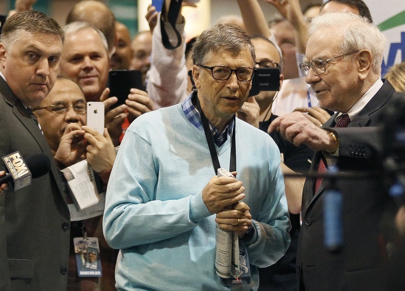 Миллиардеры Билл Гейтс и Уоррен Баффетт  на ежегодной выставке Berkshire Hathaway © REUTERS