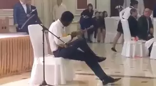 Африканец классно спел казахскую песню на тое