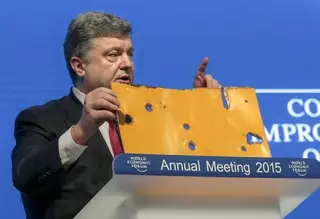 Порошенко привез в Давос часть автобуса из Волновахи