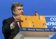 Порошенко привез в Давос часть автобуса из Волновахи