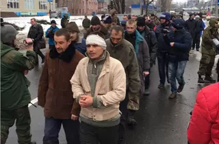 Пленных "киборгов" провели по Донецку "коридором позора"