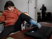 Страдающая церебральным параличом китаянка пишет роман левой ногой