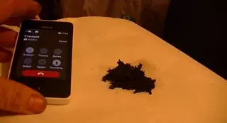 Как мобильный телефон воздействует на магнитную руду