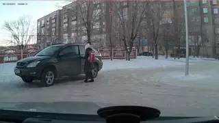 Юную школьницу засняли за рулем Lexus в Караганде