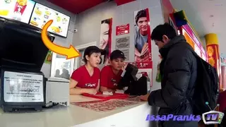 Розыгрыш в Астане: парень пьет "Мистер Мускул"