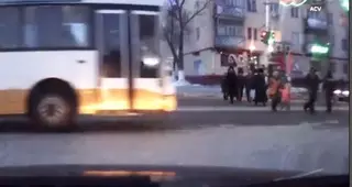 Водитель автобуса едва не сбил около десятка пешеходов в Рудном