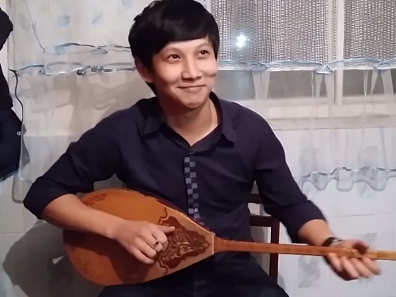 Казахстанец покорил интернет исполнением песни Eminem на домбре