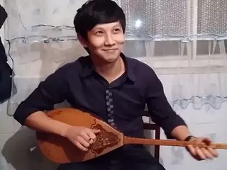 Казахстанец покорил Интернет исполнением песни Eminem на домбре