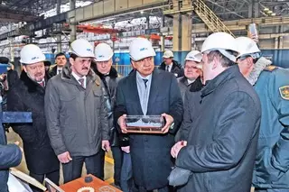 Министр обороны РК Тасмагамбетов посетил несколько заводов в Татарстане