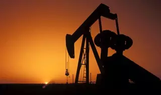 Плавное изменение курса тенге возможно при  цене на нефть ниже 50 долларов