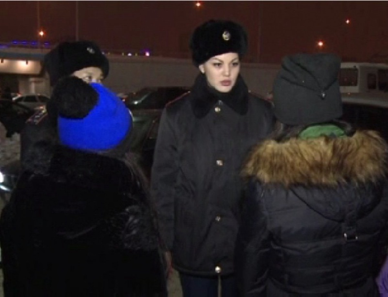 Сотрудники ДВД Астаны проводят рейдовое мероприятие по подросткам. Фото с сайта 24.kz.