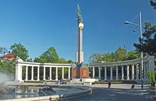 Памятник воину-освободителю в Вене облили черной краской