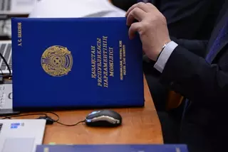 Сокращение зарплат казахстанских парламентариев не спасет бюджет страны - депутаты