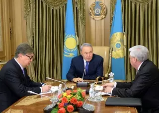 Проведение внеочередных выборов обсудил Назарбаев со спикерами палат Парламента