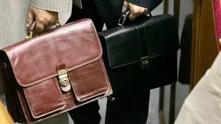 Казахстанским чиновникам запретят принимать подарки дороже 20 тысяч тенге