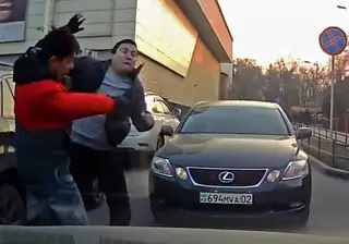 Видео драки на дороге в Алматы: Полиция примет меры в отношении виновного