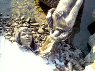 Многострадальная статуя русалки в Павлодаре лишилась головы